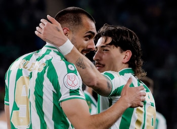 23 de abril de 2022, Borja Iglesias del Real Betis celebra su primer gol con Héctor Bellerin en la final de la Copa del Rey (REUTERS/Jon Nazca)