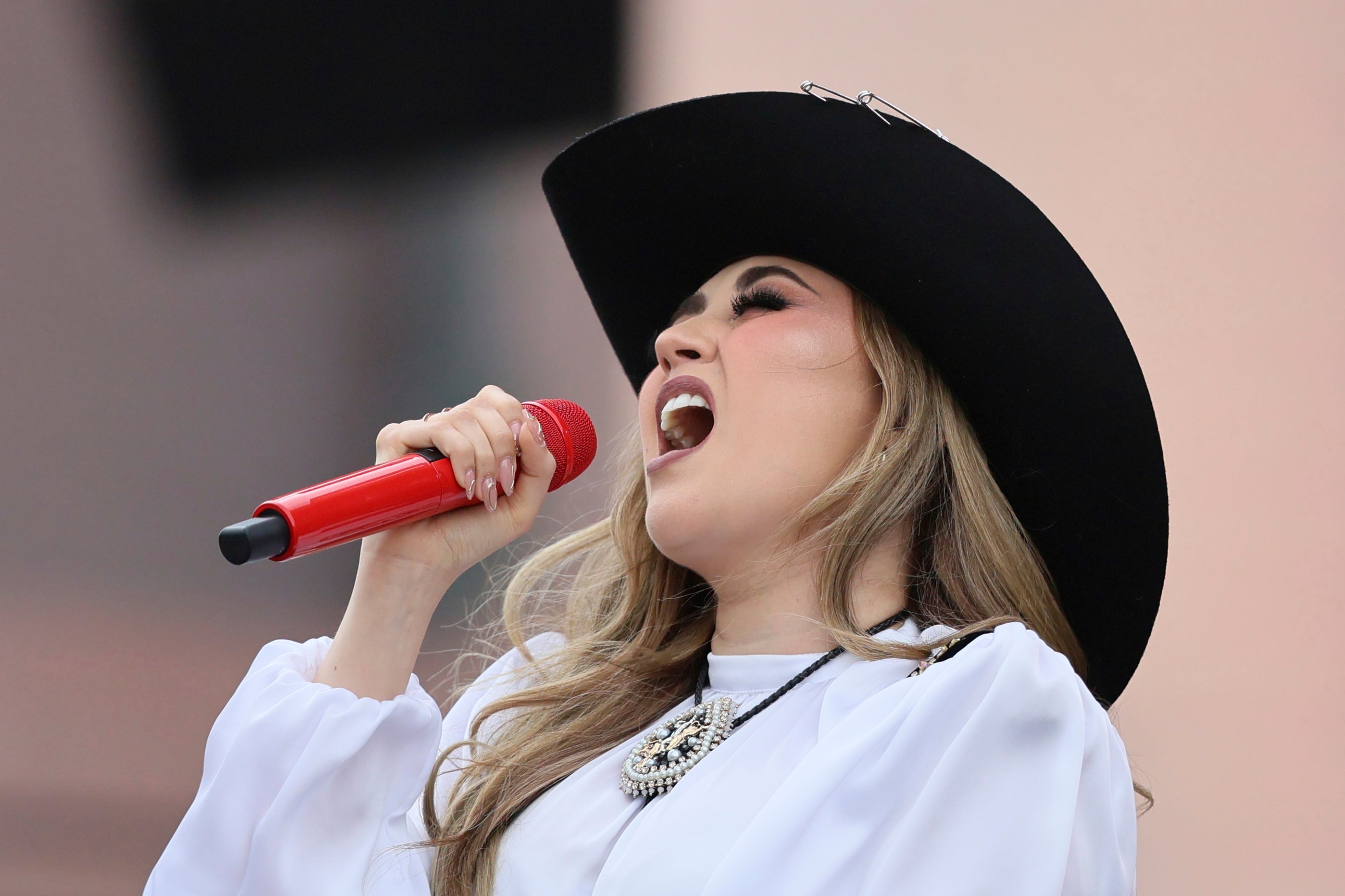 La cantante mexicana Carolina Ross durante su presentación en el festival Arre en la Ciudad de México el 7 de septiembre de 2024. (Foto AP/Ginnette Riquelme)