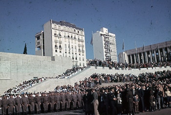 Formación militar y multitud al pie de la escalinata del Monumento (Crédito: LAPRODI-ISHIR - Hirschfeld, Herbert)