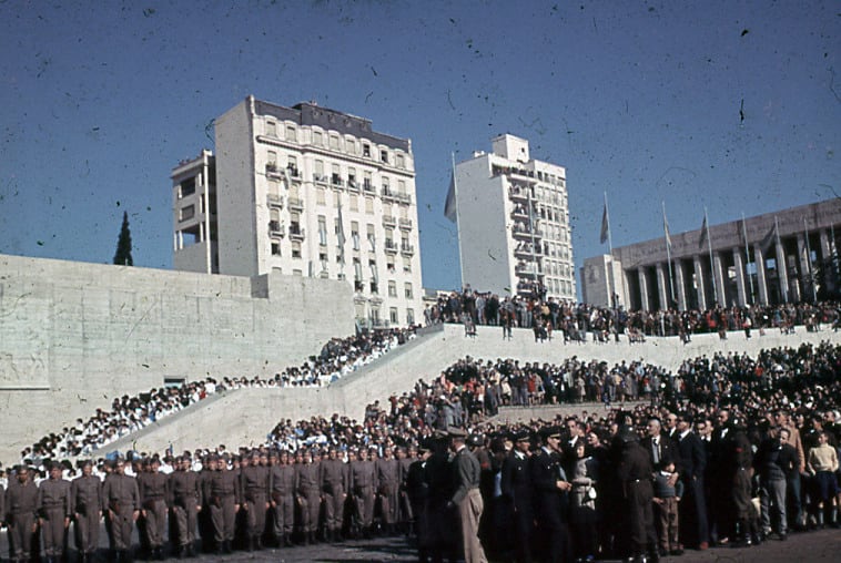 Formación militar y multitud al pie de la escalinata del Monumento (Crédito: LAPRODI-ISHIR - Hirschfeld, Herbert)