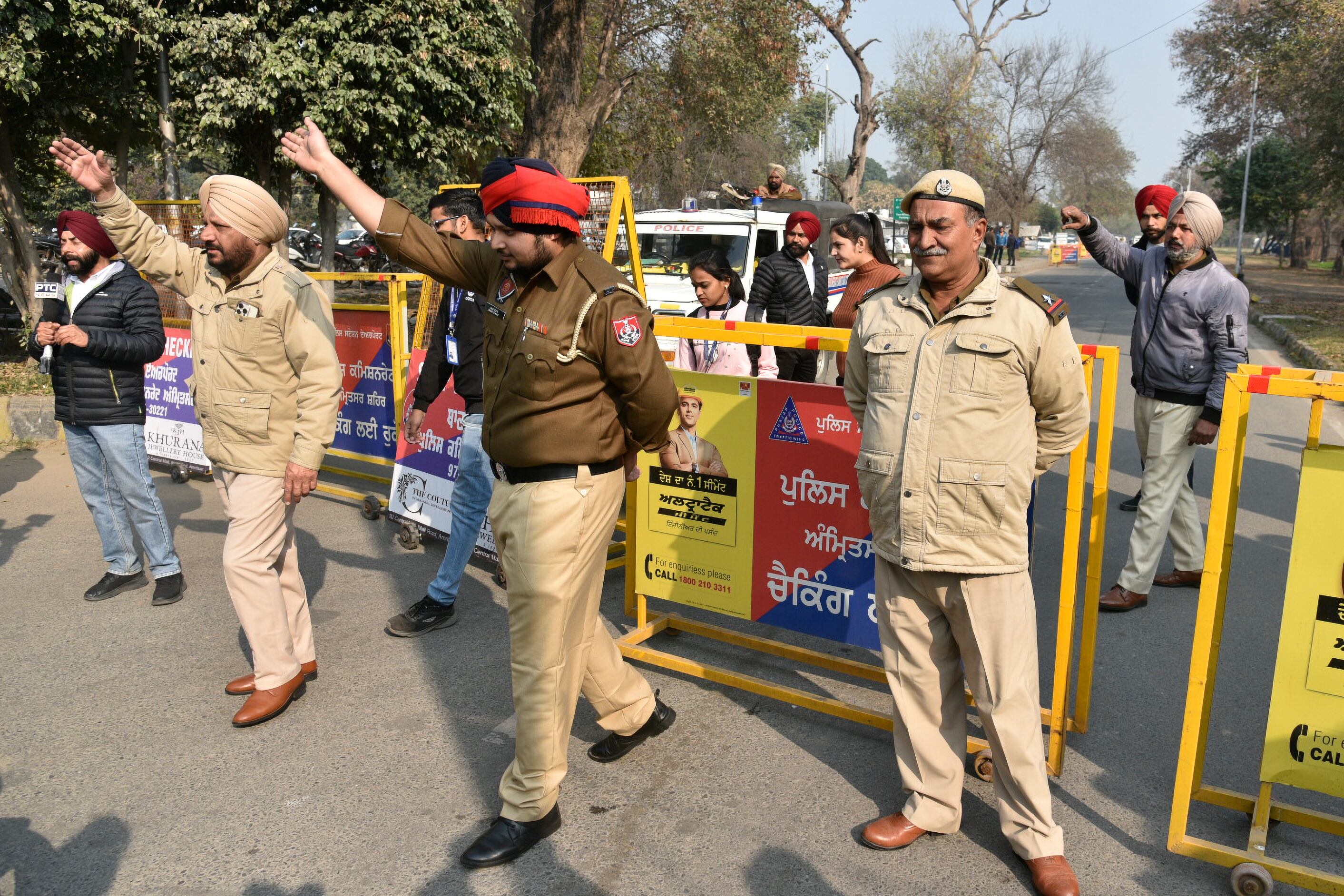 Policías redirigen el tráfico cerca del aeropuerto internacional antes de la llegada de un avión militar estadounidense con migrantes indios deportados, en Amritsar, India. (AP Foto/Prabhjot Gill)
