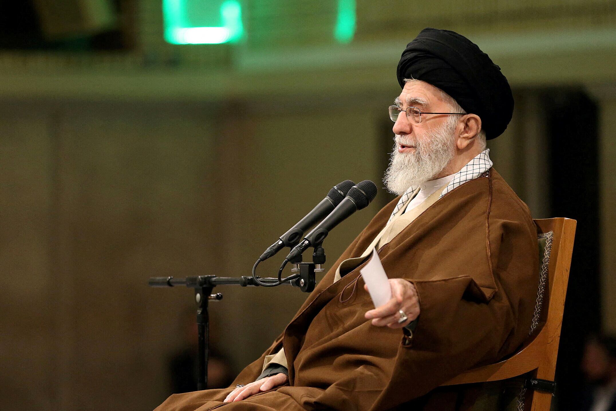 Ali Khamenei habla durante una reunión oficial con expertos de la industria militar, (Teherán, Irán)