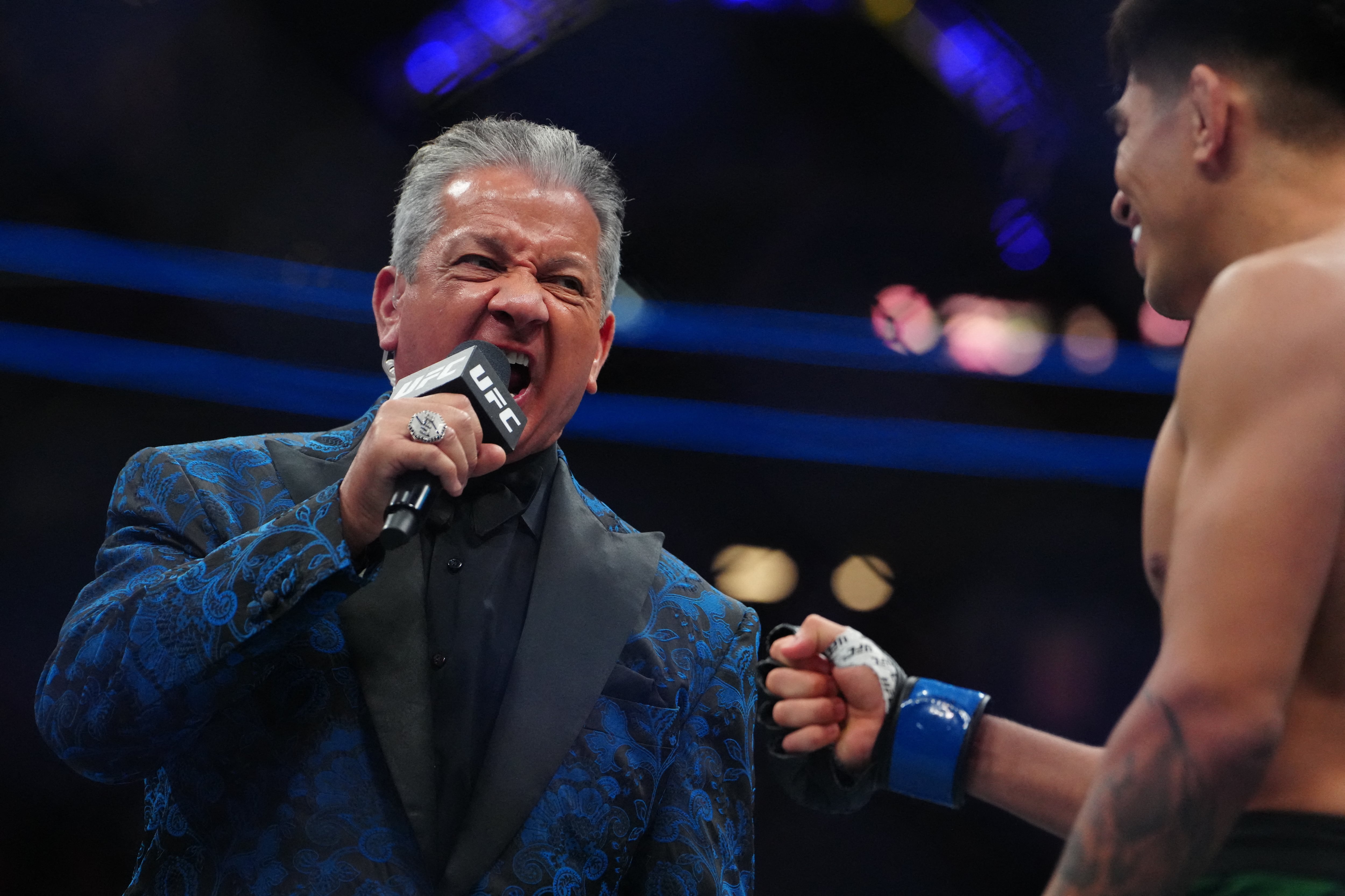 La frase 'It's time' de Bruce Buffer se ha convertido en sello distintivo y factor de identidad para los fanáticos de la UFC
(Mandatory Credit: Stephen R. Sylvanie-Imagn Images)