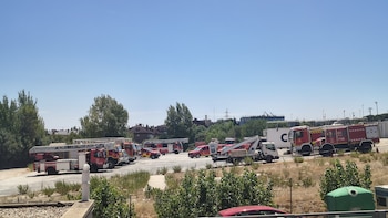 Algunos de los vehículos de los bomberos estacionados en la Dirección General de Emergencias
