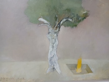 Pintura de un árbol con tronco blanco retorcido y hojas verdes. A su derecha, una estructura rectangular de la que emerge una llama amarilla