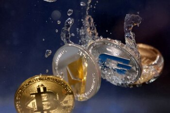 Una representación de las criptomonedas. (REUTERS/Dado Ruvic/Illustration/File Photo)