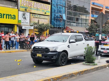 Cuatro sujetos armados descendieron de otro vehículo y dispararon contra una camioneta Ford Ranger detenida por el semáforo. Facebook