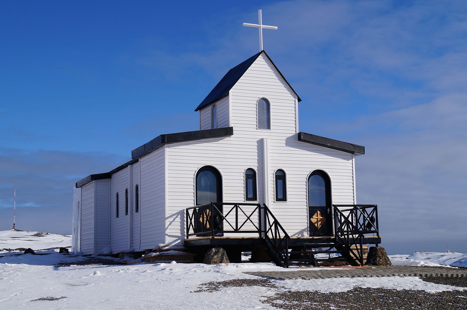 Capilla Santa María Reina de la Paz, situada en la Base Aerea Antártica Presidente Eduardo Frei Montalva, territorio chileno en el archipiélago Shettland del Sur, Isla Rey Jorge (Wikipedia)