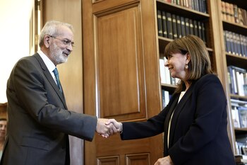 La presidenta Katerina Sakelaropulu junto