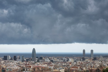 Cielo encapotado en Barcelona, a 15 de agosto de 2026. (EFE/Marta Pérez)