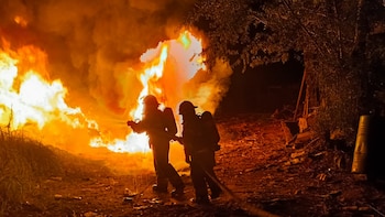 Dos bomberos enfrentaron las llamas que consumieron una ladrillería en el distrito de Armenia, Sonsonate Este (Cortesía: Cuerpo de Bomberos).