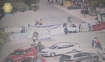 Manifestante mantiene bloqueada Avenida Juárez a la altura del Hemiciclo.
Crédito: X / @OVIALCDMX