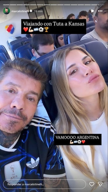 Marcelo Tinelli y Mica Tinelli se toman una selfie en un avión. Él lleva una camiseta de la Selección Argentina. Ella tiene cabello largo rubio y labial rosa