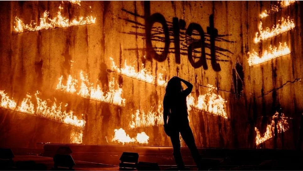 Una fotografía de Jack Oliver en el Festival de Glastonbury que muestra a la cantante Charli XCX en un escenario en llamas
