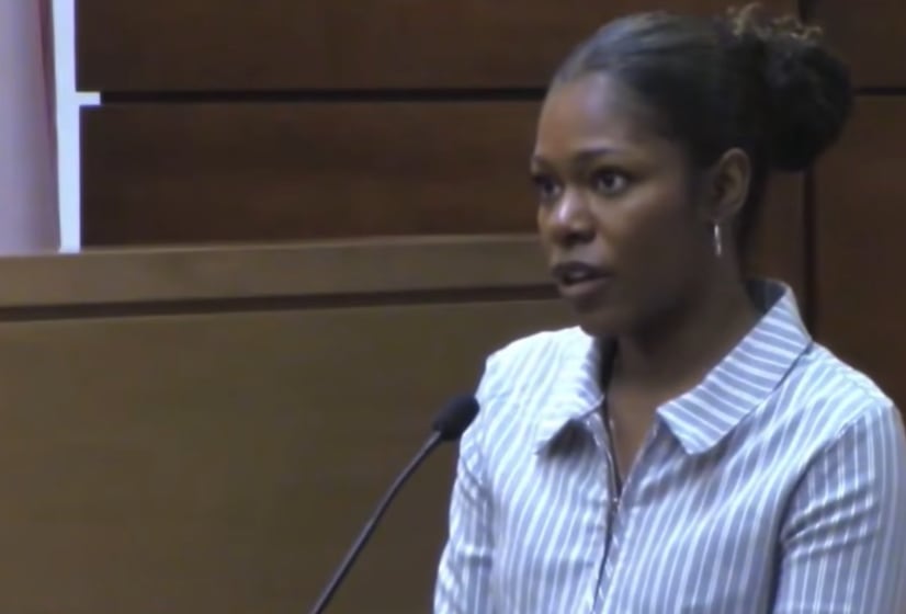 Hendrix testificó que Fortson no discutía con nadie esa noche: jugaba videojuegos y conversaba con ella cuando comenzaron los golpes en la puerta (@Okaloosa Court TV)