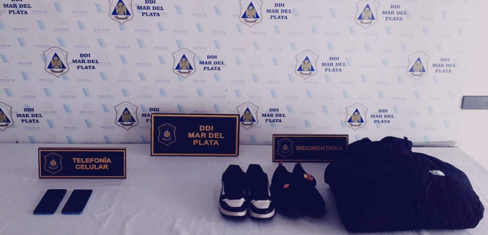 Secuestraron dos pares de zapatillas y una campera reconocidos en imágenes de cámaras de seguridad, además de teléfonos celulares
