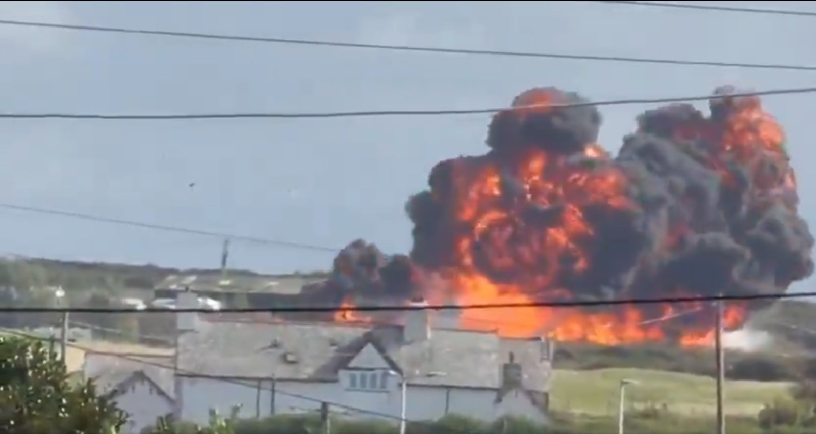 La Policía de Gales del Norte declaró un incidente mayor y coordinó el despliegue de ambulancias, bomberos y helicópteros médicos en la zona.