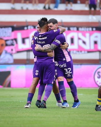 Christian Cueva celebrando con sus compañeros el doblete ante FC Cajamarca.