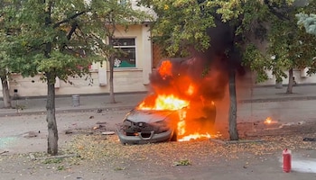 El coche del fotoperiodista Diego Herrera, en llamas (@dherreraphoto)