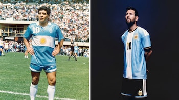 Diego Maradona en una cancha de fútbol a la izquierda y Lionel Messi sobre un fondo oscuro a la derecha, ambos con indumentaria argentina.