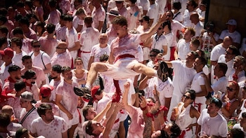 Un chupinazo multitudinario da inicio a los Sanfermines de 2026.