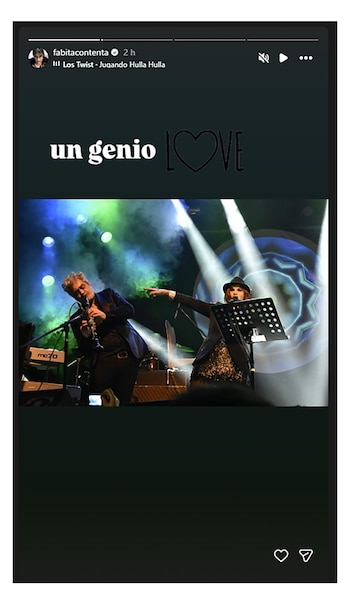 Dos músicos en un escenario iluminado. Un hombre toca el clarinete, una mujer con sombrero señala al frente. Luces de escenario azules y verdes
