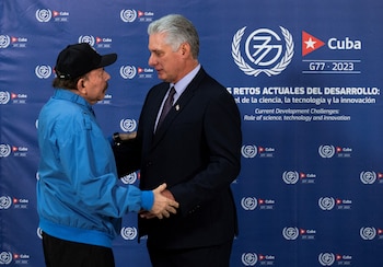 Los dictadores de Nicaragua y Cuba, Daniel Ortega y Miguel Díaz-Canel, se saludan durante una cumbre celebrada en La Habana en 2023 (YAMIL LAGE/Pool via REUTERS)
