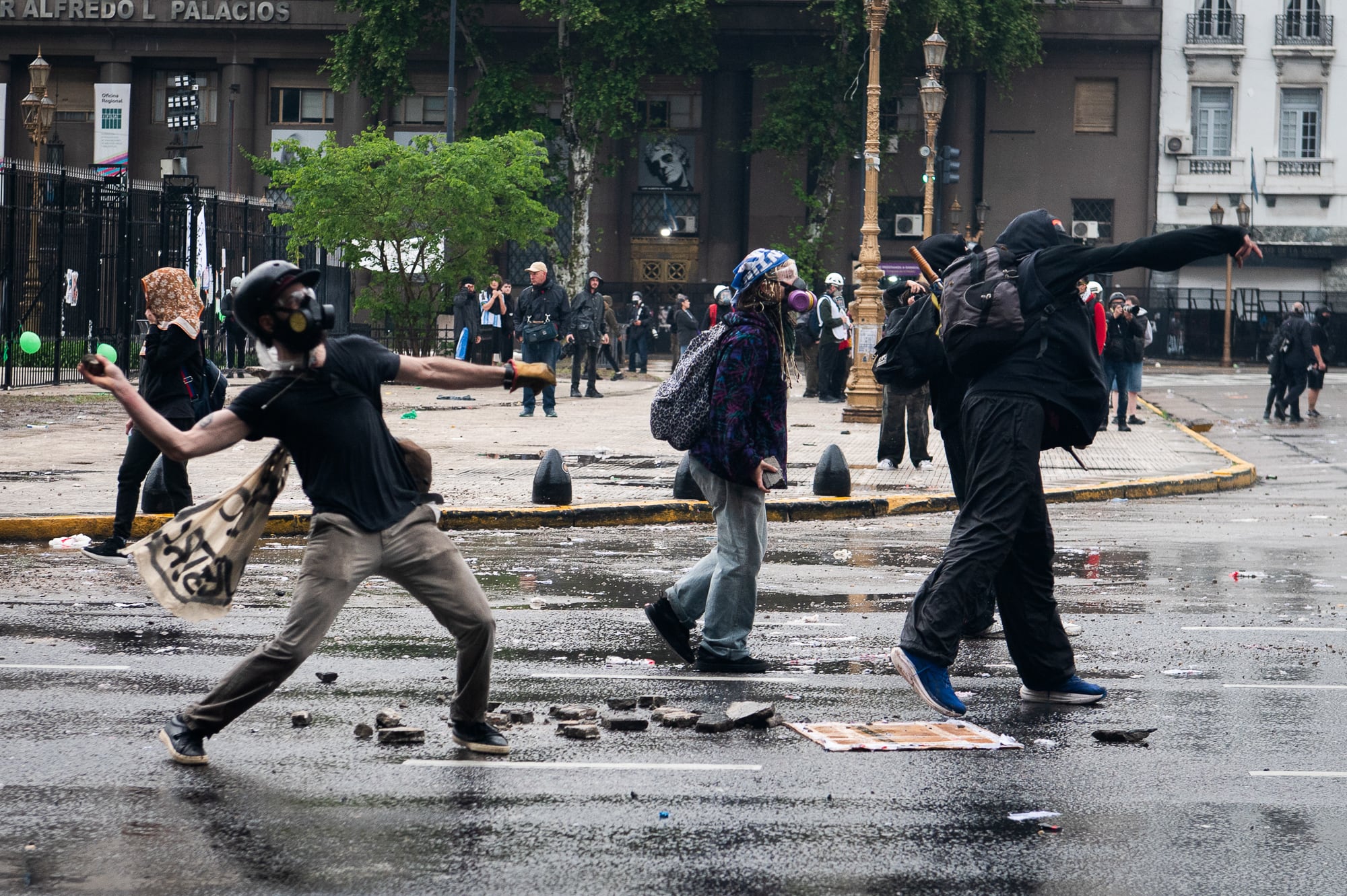Los enfrentamientos en las inmediaciones del Congreso dejaron ocho efectivos de las fuerzas de seguridad heridos y 25 personas detenidas (Fotos: Jaime Olivos)