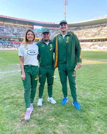 Elton Jantjies y Zeenat Simjee