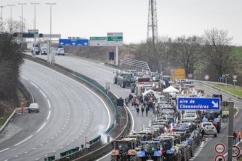 Agricultores franceses bloquean con sus