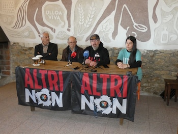 Los abogados Xaquín Monteagudo y Pedro Trepat (centro) junto a Pedro Sánchez y Patricia Coucheiro, portavoces de la plataforma Ulloa Viva. (Cedida)