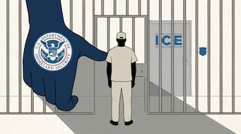 Ilustración: Mano azul oscura con logo del DHS desciende sobre un hombre con uniforme de salud tras rejas de cárcel, con puerta de ICE al fondo.