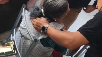 Rescatan a mujer de 70 años en condiciones de abandono dentro de un domicilio en Ecatepec