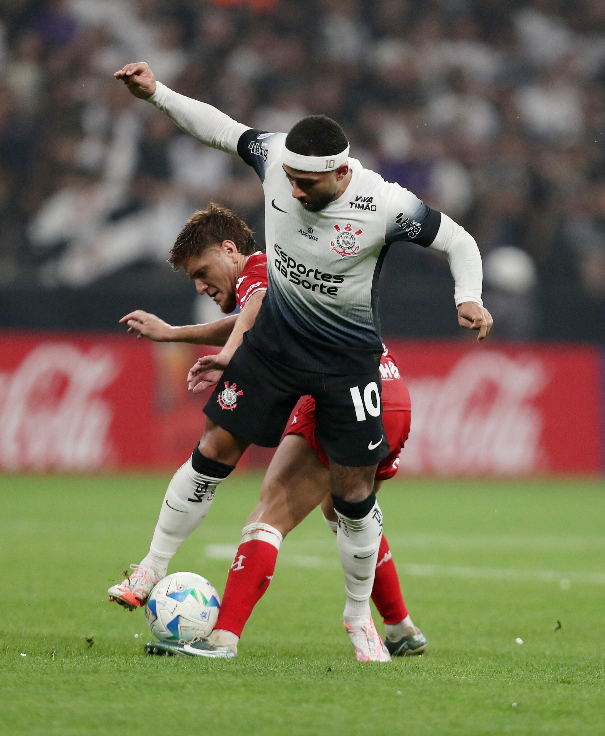 El fichaje de Memphis por el Corinthians fue una decisión estratégica y emocional que sorprendió a la comunidad futbolística (REUTERS/Jean Carniel)