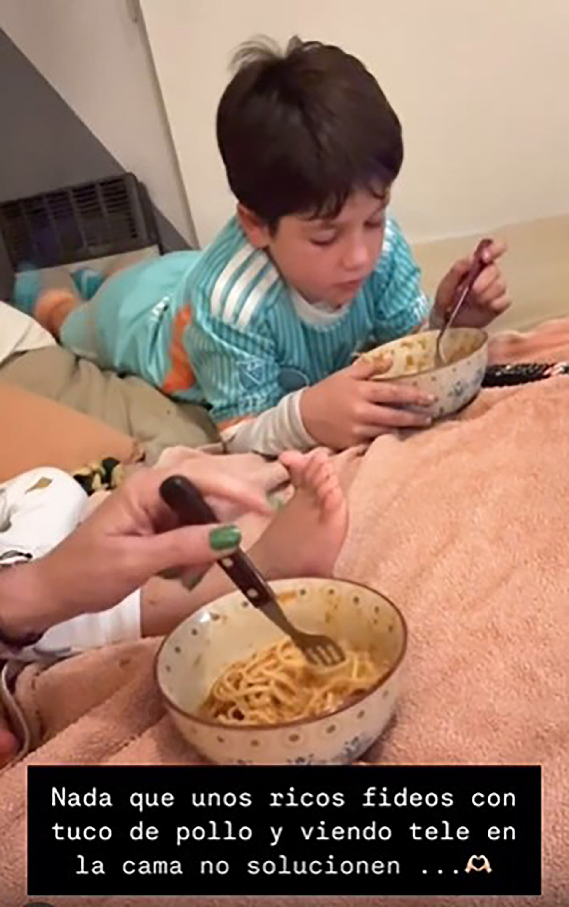 Desde la cama, la influencer y sus hijos disfrutaron de unos fideos con tuco de pollo