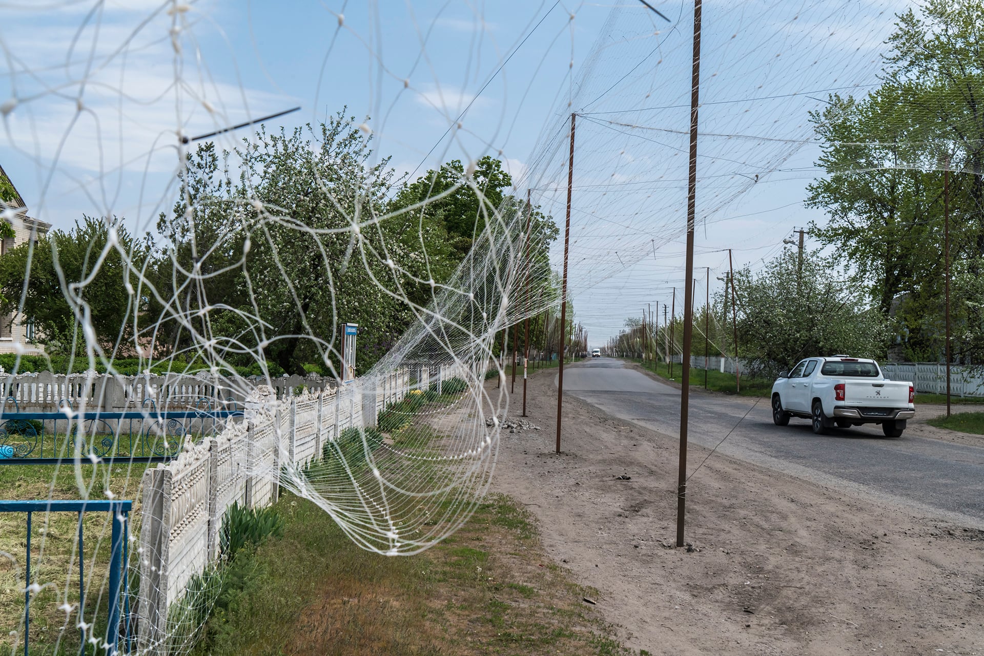 Redes antidrones cubren una carretera en un pueblo ucraniano. (Brendan Hoffman/Para The Washington Post)