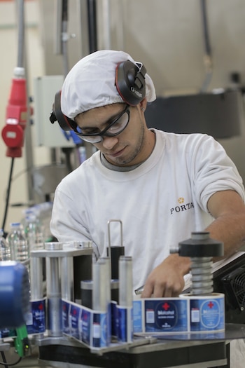 Un operario de Porta en