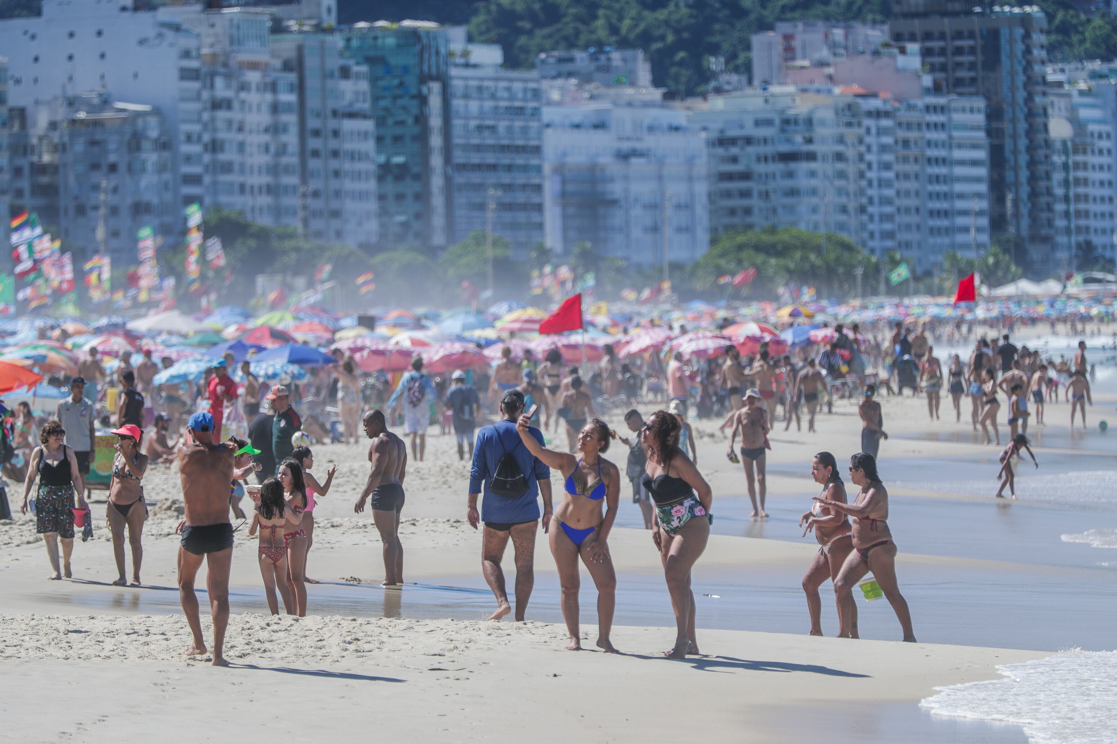 Bañistas disfrutan de la playa de Copacabana, en Río de Janeiro (EFE/André Coelho/Archivo)