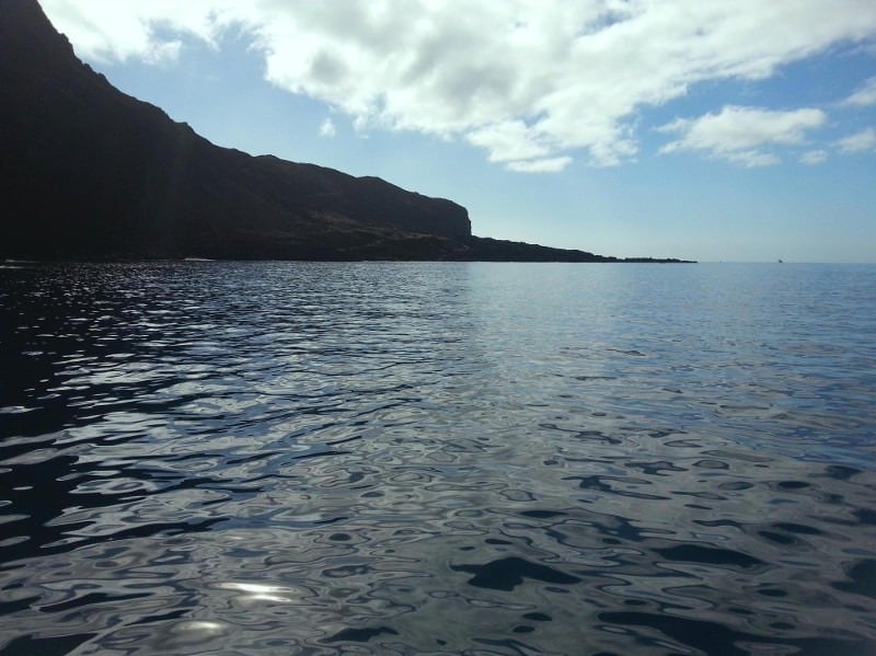 Las aguas de la reserva marina de Las Calmas se extienden junto a los acantilados de la costa bajo un cielo con nubes. (Gobierno de Canarias)