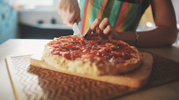 No tires el pan duro: con un huevo y un chorrito de leche se puede convertir en una base para pizza lista en pocos minutos
