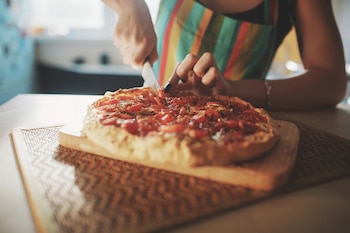 Cómo preparar pizza casera con trozos de pan duro (Magnific)