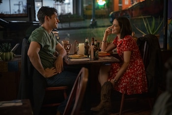 “Mensajes de voz para Isabelle” adapta la fórmula del número equivocado al contexto digital con una comedia romántica sobre duelo y vínculo a distancia. (Cr. Diyah Pera/Netflix © 2026)