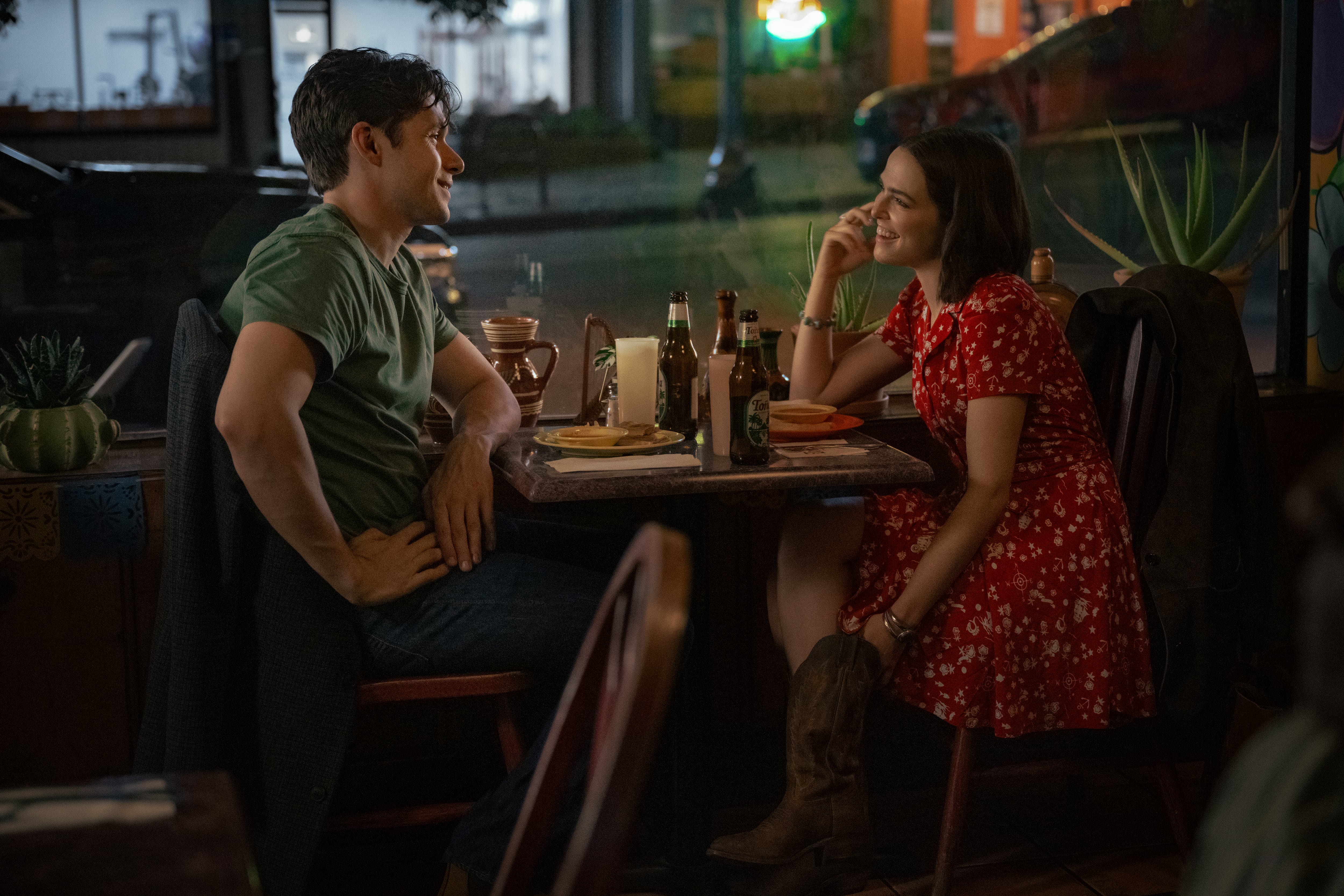 “Mensajes de voz para Isabelle” adapta la fórmula del número equivocado al contexto digital con una comedia romántica sobre duelo y vínculo a distancia. (Cr. Diyah Pera/Netflix © 2026)