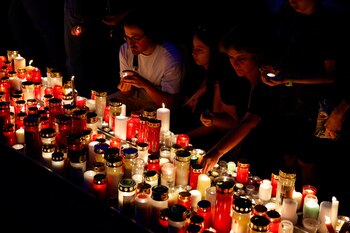 Ciudanos encienden velas en la