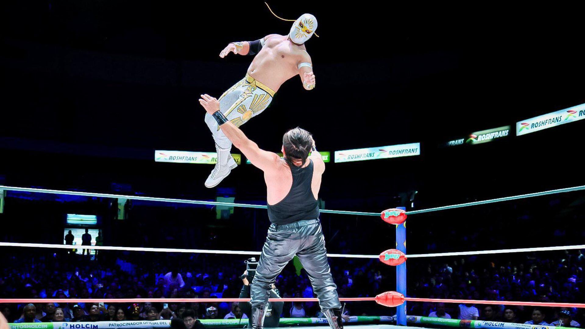 Místico se lució al aplicar su llave “La Mística” sobre Averno, luego de que Star Jr. y Flip Gordon eliminaran del camino a Mephisto y Euforia con lances espectaculares. (Cortesía: CMLL)