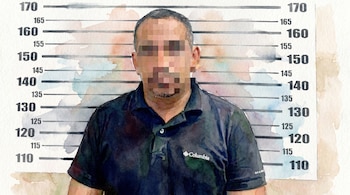 Ilustración en acuarela de un hombre con el rostro pixelado, vestido con polo oscuro, frente a una pared con marcas de altura, al estilo de una ficha policial.