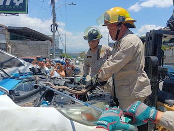La boa permanecía oculta en un espacio cerrado del automóvil, utilizado como refugio temporal. (FOTO: La Tribuna)