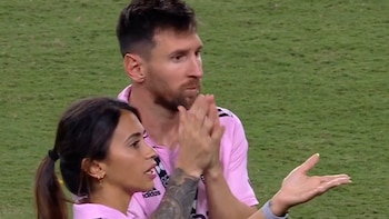 La charla de Antonela Roccuzzo y Lionel Messi en el campo de juego tras el título del Inter Miami