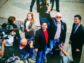 Rolando Medina López junto a Frank Pierson en la pista del aeropuerto de los Ángeles, mientras esperan el cargamento de estatuillas para la entrega de premios de 2003. /(Cortesía)