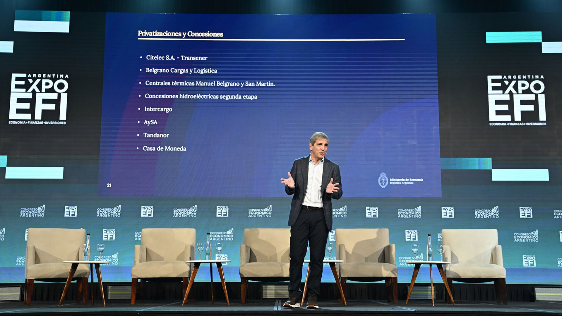 El ministro de Economía, Luis Caputo, aseguró que apuntan a conseguir USD 2.000 millones con privatizaciones y concesiones este año.